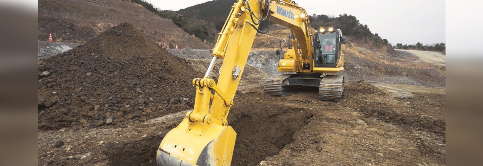 Komatsu America Corp.介绍了新的PC210LCI-11智能机器控制挖掘机