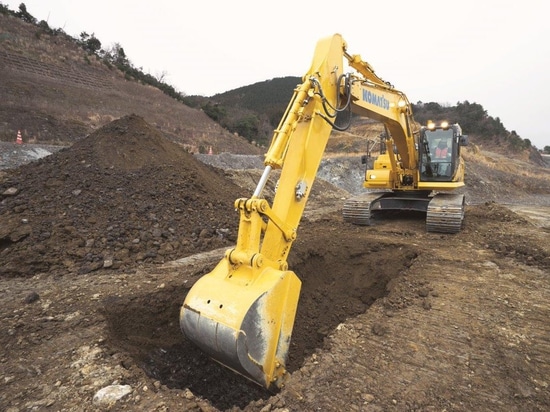 Komatsu America Corp.介绍了新的PC210LCI-11智能机器控制挖掘机